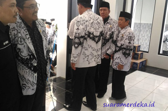 Bupati Bandung Barat Pakai Sepatu Masuk ke Masjid Al Ikhlas
