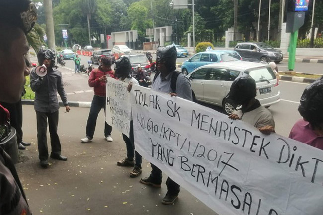 Massa LBH Phasivic Terus Demo Menristekdikti Sampai SK YPIM Dicabut