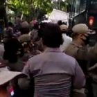 Bentrok Pendemo vs Polisi Saat Demo Tolak Omnibus Law Cipta Kerja